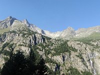 La Tête de Lauranour, au dessus de l'Alpe du Pin. En bas à droite la Froide Pisse est abondante.